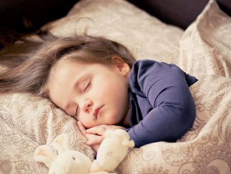 איך לשנות את דפוס השינה של התינוק מיום ללילה?