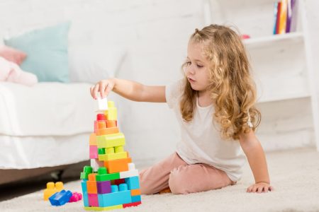 איך לבחור צעצועים שיעזרו להתפתחות הרגשית של ילדכם